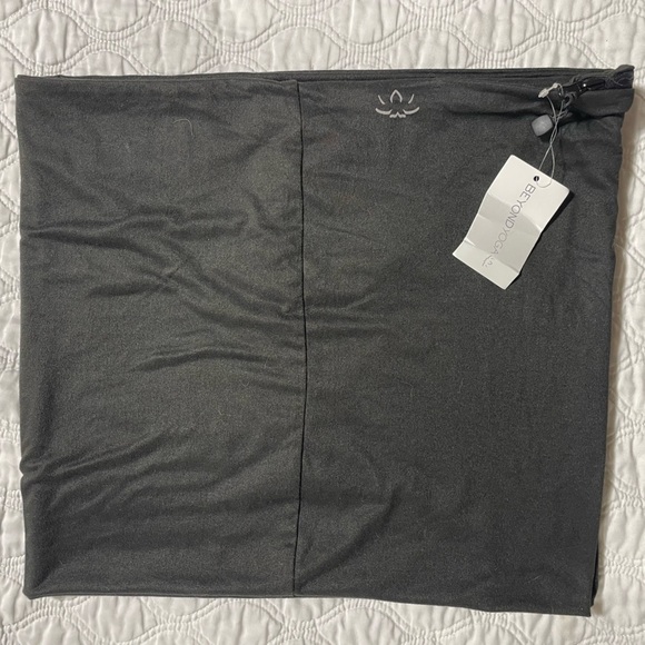 Beyond Yoga Pocket Infinity Scarf in Black NWT - Picture 1 of 3
